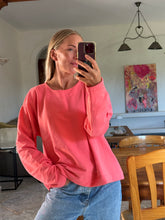 Afbeelding in Gallery-weergave laden, STEVIE SWEATER - Koraal
