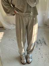 Afbeelding in Gallery-weergave laden, CHILL PANTS - Light grey
