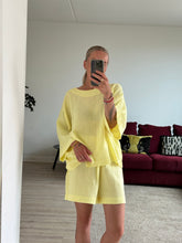 Afbeelding in Gallery-weergave laden, SET: LENNY T-SHIRT &amp; NOVÈL SHORT - Yellow mousseline
