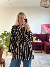 Afbeelding in Gallery-weergave laden, JUNE ROBE - Big stripes
