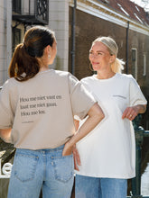 Afbeelding in Gallery-weergave laden, LODxLOIS T-shirt - Kwetsbaarkracht / off-white
