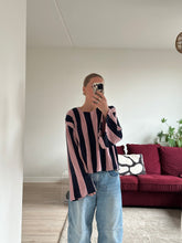 Afbeelding in Gallery-weergave laden, JAZZ SWEATER - Soft pink/Navy velvet
