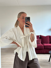 Afbeelding in Gallery-weergave laden, BOWIE ROBE - Ecru
