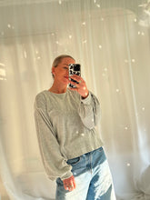 Afbeelding in Gallery-weergave laden, VIDA SWEATER - Light grey
