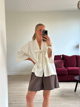 Afbeelding in Gallery-weergave laden, BOWIE ROBE - Ecru

