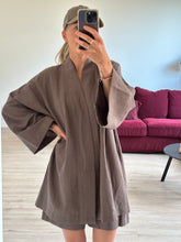 Afbeelding in Gallery-weergave laden, JUNE ROBE - Dusty brown
