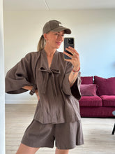 Afbeelding in Gallery-weergave laden, BOWIE ROBE - Dusty brown
