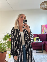 Afbeelding in Gallery-weergave laden, JUNE ROBE - Big stripes

