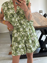 Afbeelding in Gallery-weergave laden, NOVÈL SHORTS - Green tie-dye

