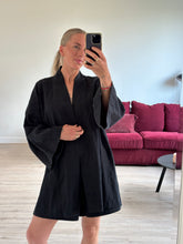 Afbeelding in Gallery-weergave laden, JUNE ROBE - Black
