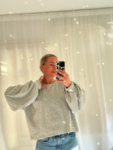 Afbeelding in Gallery-weergave laden, VIDA SWEATER - Light grey
