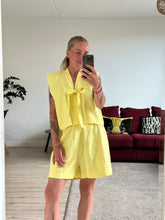 Afbeelding in Gallery-weergave laden, SET: SUE WAISTCOAT &amp; NOVÈL SHORT - Yellow linen
