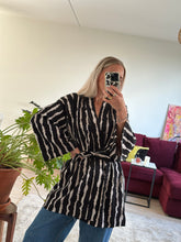 Afbeelding in Gallery-weergave laden, JUNE ROBE - Big stripes
