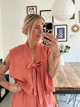 Afbeelding in Gallery-weergave laden, SUE WAISTCOAT - Peach pink
