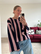 Afbeelding in Gallery-weergave laden, JAZZ SWEATER - Soft pink/Navy velvet
