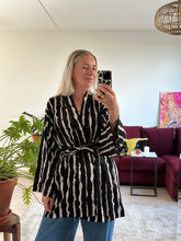 Afbeelding in Gallery-weergave laden, JUNE ROBE - Big stripes
