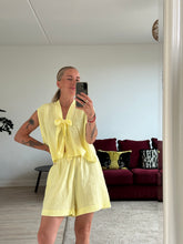 Afbeelding in Gallery-weergave laden, SET: SUE WAISTCOAT &amp; NOVÈL SHORT - Yellow moussline
