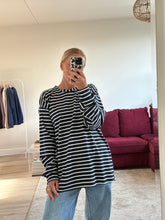 Afbeelding in Gallery-weergave laden, RUBY LONGSLEEVE - Navy stripes
