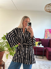 Afbeelding in Gallery-weergave laden, JUNE ROBE - Big stripes
