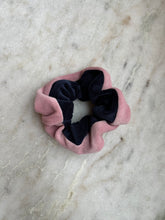 Afbeelding in Gallery-weergave laden, SCRUNCHIE - Soft pink/Navy

