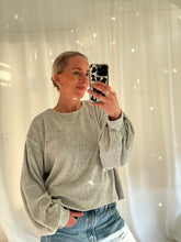 Afbeelding in Gallery-weergave laden, VIDA SWEATER - Light grey
