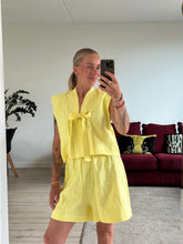 Afbeelding in Gallery-weergave laden, SET: SUE WAISTCOAT &amp; NOVÈL SHORT - Yellow linen
