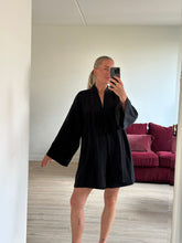 Afbeelding in Gallery-weergave laden, JUNE ROBE - Black
