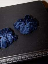 Afbeelding in Gallery-weergave laden, SCRUNCHIE - Dark blue
