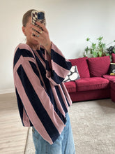 Afbeelding in Gallery-weergave laden, JAZZ SWEATER - Soft pink/Navy velvet
