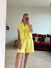 Afbeelding in Gallery-weergave laden, SET: SUE WAISTCOAT &amp; NOVÈL SHORT - Yellow linen
