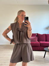 Afbeelding in Gallery-weergave laden, SUE WAISTCOAT - Dusty brown
