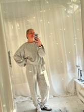Afbeelding in Gallery-weergave laden, VIDA SWEATER - Light grey
