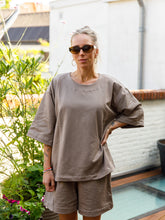 Afbeelding in Gallery-weergave laden, LENNY T-SHIRT - Taupe
