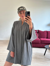 Afbeelding in Gallery-weergave laden, JUNE ROBE - Grey
