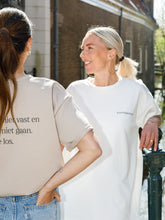 Afbeelding in Gallery-weergave laden, LODxLOIS T-shirt - Kwetsbaarkracht / off-white
