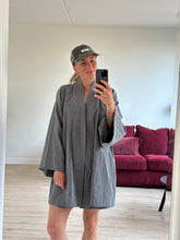 Afbeelding in Gallery-weergave laden, JUNE ROBE - Grey
