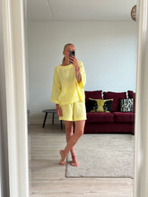 Afbeelding in Gallery-weergave laden, SET: LENNY T-SHIRT &amp; NOVÈL SHORT - Yellow mousseline
