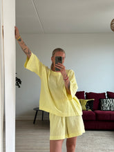 Afbeelding in Gallery-weergave laden, SET: LENNY T-SHIRT &amp; NOVÈL SHORT - Yellow mousseline
