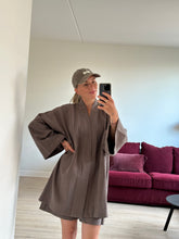 Afbeelding in Gallery-weergave laden, JUNE ROBE - Dusty brown
