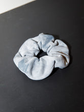 Afbeelding in Gallery-weergave laden, SCRUNCHIE - Grey “tie dye”
