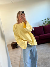 Afbeelding in Gallery-weergave laden, JOE SWEATER - Soft yellow
