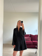 Afbeelding in Gallery-weergave laden, JUNE ROBE - Black
