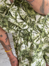 Afbeelding in Gallery-weergave laden, NOVÈL SHORTS - Green tie-dye
