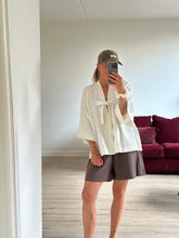 Afbeelding in Gallery-weergave laden, BOWIE ROBE - Ecru
