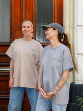 Afbeelding in Gallery-weergave laden, LODxLOIS T-shirt - Kwetsbaarkracht / beige
