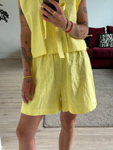 Afbeelding in Gallery-weergave laden, SET: SUE WAISTCOAT &amp; NOVÈL SHORT - Yellow linen
