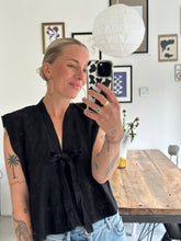 Afbeelding in Gallery-weergave laden, SUE WAISTCOAT - Black embroidery
