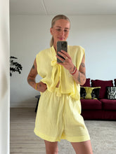 Afbeelding in Gallery-weergave laden, SET: SUE WAISTCOAT &amp; NOVÈL SHORT - Yellow moussline

