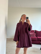 Afbeelding in Gallery-weergave laden, JUNE ROBE - Aubergine
