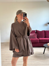 Afbeelding in Gallery-weergave laden, JUNE ROBE - Dusty brown
